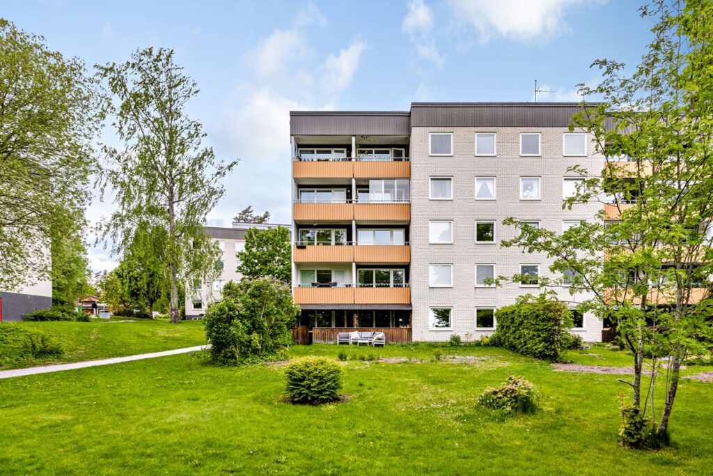 installation av takvärme & solceller till bostadsrättsförening. Kungsängen Upplands Bro
